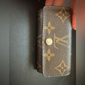 Louis Vuitton 4 key holder
